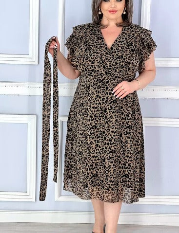 Cecil dress with leopard print and V-neck.